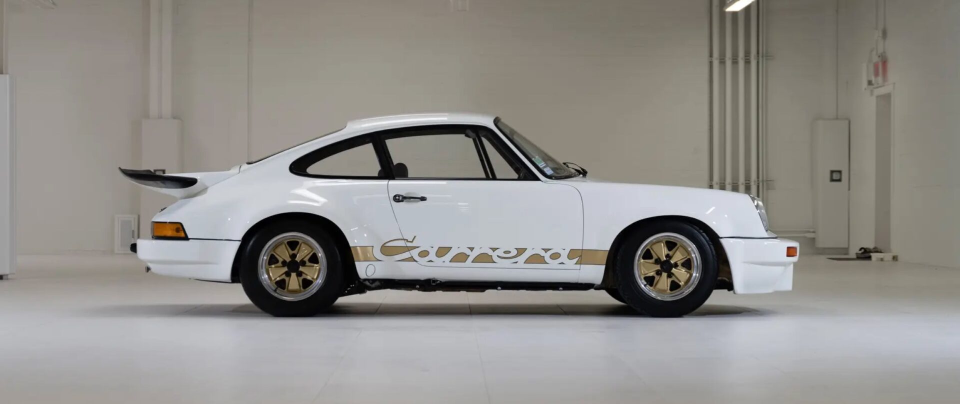 White Porsche 911 Carrera RS 3.0 studio photo, right side