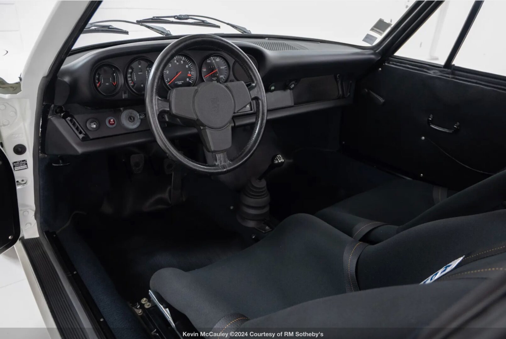 Porsche 911 Carrera RS 3.0 dashboard