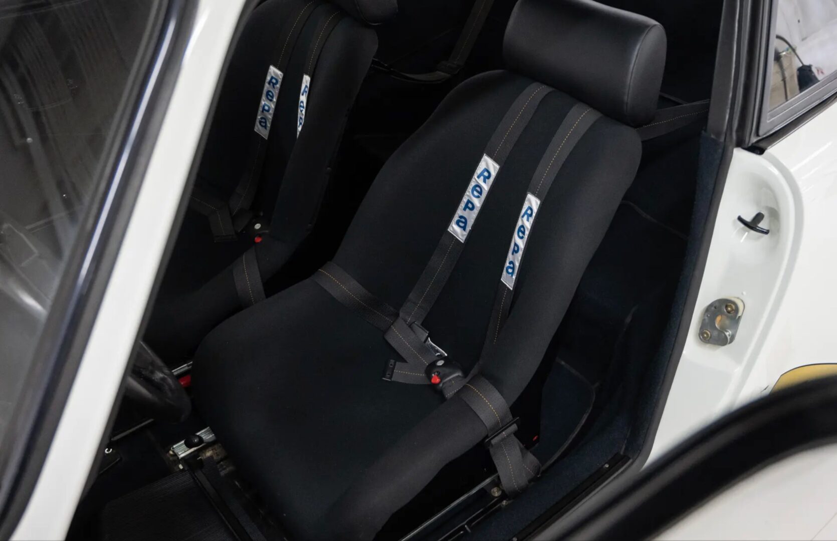 Porsche 911 Carrera RS 3.0 race-style bucket seat