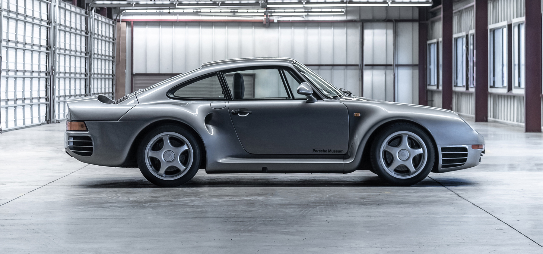 Silver Porsche 959 right side